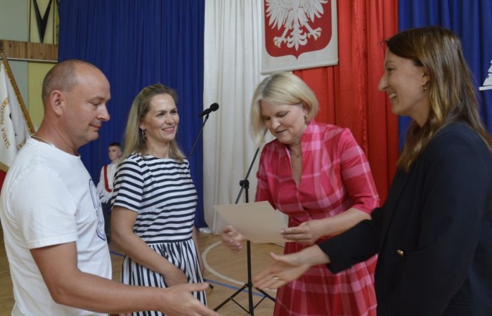 26 czerwca 2025 roku odbyło się uroczyste zakończenie roku szkolnego dla uczniów klas 8a i 8b. To wyjątkowy moment, który stanowi symboliczne zakończenie ośmioletniej edukacyjnej drogi pełnej wyzwań, sukcesów oraz niezapomnianych chwil.
Spośród 40 uczniów aż 15 ukończyło szkołę z wyróżnieniem, co jest wynikiem ich ciężkiej pracy i wytrwałości. To ogromny powód do dumy zarówno dla uczniów, jak i ich rodziców oraz nauczycieli.
Szczególne gratulacje kierujemy do dwóch uczennic – Joanny Żukowskiej i Leny Rębacz, które otrzymają stypendium Burmistrza Pasłęka. Ich osiągnięcia edukacyjne oraz zaangażowanie w życie szkoły zostały docenione.
Choć dziś klasy ósme żegnają się ze szkołą podstawową, to przed nimi nowy etap – szkoły średnie, nowe wyzwania i możliwości. Życzymy wszystkim absolwentom odwagi w realizowaniu swoich marzeń, wiary w siebie i wielu sukcesów na dalszej drodze edukacyjnej.