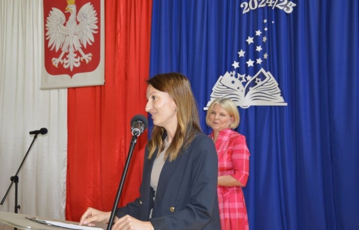 26 czerwca 2025 roku odbyło się uroczyste zakończenie roku szkolnego dla uczniów klas 8a i 8b. To wyjątkowy moment, który stanowi symboliczne zakończenie ośmioletniej edukacyjnej drogi pełnej wyzwań, sukcesów oraz niezapomnianych chwil.
Spośród 40 uczniów aż 15 ukończyło szkołę z wyróżnieniem, co jest wynikiem ich ciężkiej pracy i wytrwałości. To ogromny powód do dumy zarówno dla uczniów, jak i ich rodziców oraz nauczycieli.
Szczególne gratulacje kierujemy do dwóch uczennic – Joanny Żukowskiej i Leny Rębacz, które otrzymają stypendium Burmistrza Pasłęka. Ich osiągnięcia edukacyjne oraz zaangażowanie w życie szkoły zostały docenione.
Choć dziś klasy ósme żegnają się ze szkołą podstawową, to przed nimi nowy etap – szkoły średnie, nowe wyzwania i możliwości. Życzymy wszystkim absolwentom odwagi w realizowaniu swoich marzeń, wiary w siebie i wielu sukcesów na dalszej drodze edukacyjnej.