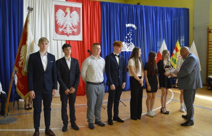 26 czerwca 2025 roku odbyło się uroczyste zakończenie roku szkolnego dla uczniów klas 8a i 8b. To wyjątkowy moment, który stanowi symboliczne zakończenie ośmioletniej edukacyjnej drogi pełnej wyzwań, sukcesów oraz niezapomnianych chwil.
Spośród 40 uczniów aż 15 ukończyło szkołę z wyróżnieniem, co jest wynikiem ich ciężkiej pracy i wytrwałości. To ogromny powód do dumy zarówno dla uczniów, jak i ich rodziców oraz nauczycieli.
Szczególne gratulacje kierujemy do dwóch uczennic – Joanny Żukowskiej i Leny Rębacz, które otrzymają stypendium Burmistrza Pasłęka. Ich osiągnięcia edukacyjne oraz zaangażowanie w życie szkoły zostały docenione.
Choć dziś klasy ósme żegnają się ze szkołą podstawową, to przed nimi nowy etap – szkoły średnie, nowe wyzwania i możliwości. Życzymy wszystkim absolwentom odwagi w realizowaniu swoich marzeń, wiary w siebie i wielu sukcesów na dalszej drodze edukacyjnej.