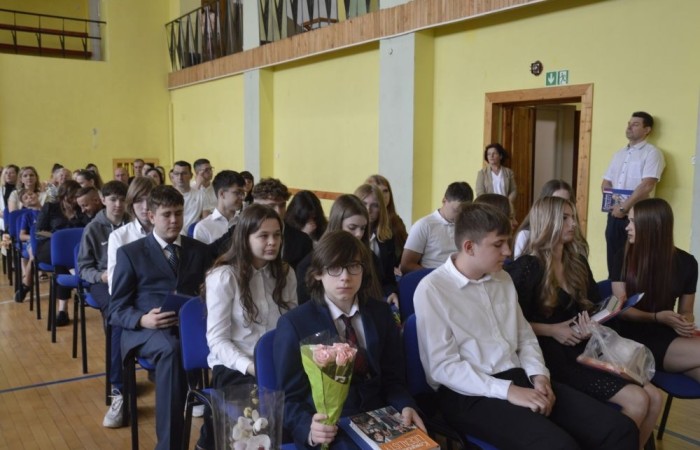 26 czerwca 2025 roku odbyło się uroczyste zakończenie roku szkolnego dla uczniów klas 8a i 8b. To wyjątkowy moment, który stanowi symboliczne zakończenie ośmioletniej edukacyjnej drogi pełnej wyzwań, sukcesów oraz niezapomnianych chwil.
Spośród 40 uczniów aż 15 ukończyło szkołę z wyróżnieniem, co jest wynikiem ich ciężkiej pracy i wytrwałości. To ogromny powód do dumy zarówno dla uczniów, jak i ich rodziców oraz nauczycieli.
Szczególne gratulacje kierujemy do dwóch uczennic – Joanny Żukowskiej i Leny Rębacz, które otrzymają stypendium Burmistrza Pasłęka. Ich osiągnięcia edukacyjne oraz zaangażowanie w życie szkoły zostały docenione.
Choć dziś klasy ósme żegnają się ze szkołą podstawową, to przed nimi nowy etap – szkoły średnie, nowe wyzwania i możliwości. Życzymy wszystkim absolwentom odwagi w realizowaniu swoich marzeń, wiary w siebie i wielu sukcesów na dalszej drodze edukacyjnej.