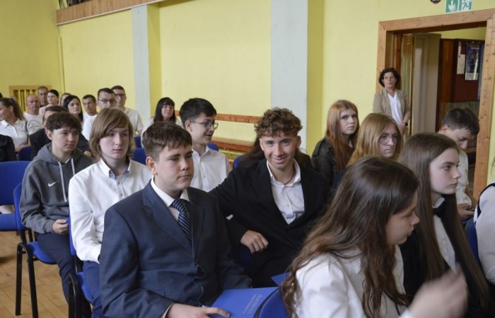 26 czerwca 2025 roku odbyło się uroczyste zakończenie roku szkolnego dla uczniów klas 8a i 8b. To wyjątkowy moment, który stanowi symboliczne zakończenie ośmioletniej edukacyjnej drogi pełnej wyzwań, sukcesów oraz niezapomnianych chwil.
Spośród 40 uczniów aż 15 ukończyło szkołę z wyróżnieniem, co jest wynikiem ich ciężkiej pracy i wytrwałości. To ogromny powód do dumy zarówno dla uczniów, jak i ich rodziców oraz nauczycieli.
Szczególne gratulacje kierujemy do dwóch uczennic – Joanny Żukowskiej i Leny Rębacz, które otrzymają stypendium Burmistrza Pasłęka. Ich osiągnięcia edukacyjne oraz zaangażowanie w życie szkoły zostały docenione.
Choć dziś klasy ósme żegnają się ze szkołą podstawową, to przed nimi nowy etap – szkoły średnie, nowe wyzwania i możliwości. Życzymy wszystkim absolwentom odwagi w realizowaniu swoich marzeń, wiary w siebie i wielu sukcesów na dalszej drodze edukacyjnej.