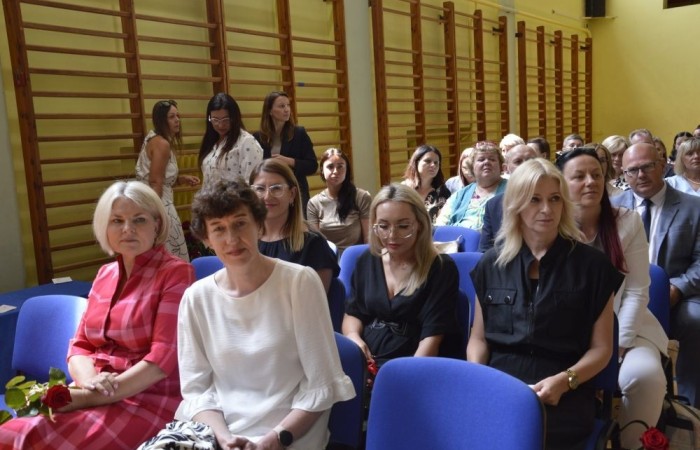 26 czerwca 2025 roku odbyło się uroczyste zakończenie roku szkolnego dla uczniów klas 8a i 8b. To wyjątkowy moment, który stanowi symboliczne zakończenie ośmioletniej edukacyjnej drogi pełnej wyzwań, sukcesów oraz niezapomnianych chwil.
Spośród 40 uczniów aż 15 ukończyło szkołę z wyróżnieniem, co jest wynikiem ich ciężkiej pracy i wytrwałości. To ogromny powód do dumy zarówno dla uczniów, jak i ich rodziców oraz nauczycieli.
Szczególne gratulacje kierujemy do dwóch uczennic – Joanny Żukowskiej i Leny Rębacz, które otrzymają stypendium Burmistrza Pasłęka. Ich osiągnięcia edukacyjne oraz zaangażowanie w życie szkoły zostały docenione.
Choć dziś klasy ósme żegnają się ze szkołą podstawową, to przed nimi nowy etap – szkoły średnie, nowe wyzwania i możliwości. Życzymy wszystkim absolwentom odwagi w realizowaniu swoich marzeń, wiary w siebie i wielu sukcesów na dalszej drodze edukacyjnej.