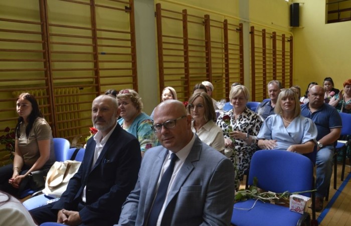 26 czerwca 2025 roku odbyło się uroczyste zakończenie roku szkolnego dla uczniów klas 8a i 8b. To wyjątkowy moment, który stanowi symboliczne zakończenie ośmioletniej edukacyjnej drogi pełnej wyzwań, sukcesów oraz niezapomnianych chwil.
Spośród 40 uczniów aż 15 ukończyło szkołę z wyróżnieniem, co jest wynikiem ich ciężkiej pracy i wytrwałości. To ogromny powód do dumy zarówno dla uczniów, jak i ich rodziców oraz nauczycieli.
Szczególne gratulacje kierujemy do dwóch uczennic – Joanny Żukowskiej i Leny Rębacz, które otrzymają stypendium Burmistrza Pasłęka. Ich osiągnięcia edukacyjne oraz zaangażowanie w życie szkoły zostały docenione.
Choć dziś klasy ósme żegnają się ze szkołą podstawową, to przed nimi nowy etap – szkoły średnie, nowe wyzwania i możliwości. Życzymy wszystkim absolwentom odwagi w realizowaniu swoich marzeń, wiary w siebie i wielu sukcesów na dalszej drodze edukacyjnej.