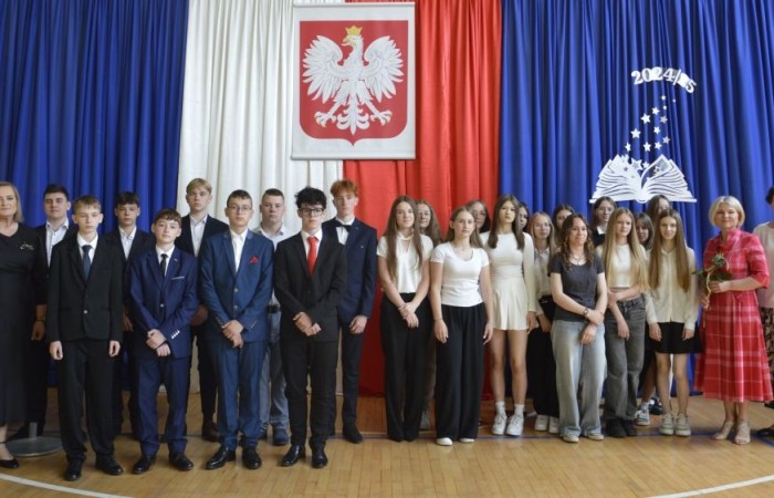26 czerwca 2025 roku odbyło się uroczyste zakończenie roku szkolnego dla uczniów klas 8a i 8b. To wyjątkowy moment, który stanowi symboliczne zakończenie ośmioletniej edukacyjnej drogi pełnej wyzwań, sukcesów oraz niezapomnianych chwil.
Spośród 40 uczniów aż 15 ukończyło szkołę z wyróżnieniem, co jest wynikiem ich ciężkiej pracy i wytrwałości. To ogromny powód do dumy zarówno dla uczniów, jak i ich rodziców oraz nauczycieli.
Szczególne gratulacje kierujemy do dwóch uczennic – Joanny Żukowskiej i Leny Rębacz, które otrzymają stypendium Burmistrza Pasłęka. Ich osiągnięcia edukacyjne oraz zaangażowanie w życie szkoły zostały docenione.
Choć dziś klasy ósme żegnają się ze szkołą podstawową, to przed nimi nowy etap – szkoły średnie, nowe wyzwania i możliwości. Życzymy wszystkim absolwentom odwagi w realizowaniu swoich marzeń, wiary w siebie i wielu sukcesów na dalszej drodze edukacyjnej.