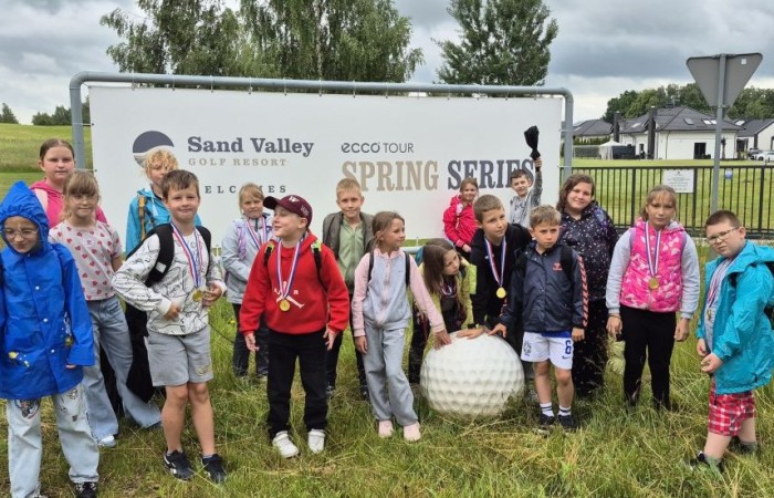 Choć pogoda nie do końca dopisała, uczniowie klasy 2b spędzili niezwykle ciekawy dzień w Sand Valley Golf Resort w Pasłęku. Dzieci miały okazję: dowiedzieć się, na czym polega gra w golfa, obejrzeć profesjonalny sprzęt wykorzystywany w tym sporcie, przejechać się meleksem po rozległym terenie, spróbować pysznych frytek i orzeźwiającej lemoniady serwowanych w tutejszej restauracji. Na zakończenie każdy uczestnik otrzymał pamiątkowy medal, piłeczkę golfową i drobne upominki. Niestety, z powodu deszczu nie udało się przeprowadzić treningu uderzeń piłeczki… ale kto wie – może następnym razem pogoda będzie łaskawsza.