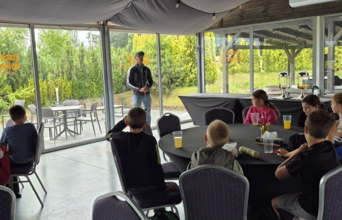 Choć pogoda nie do końca dopisała, uczniowie klasy 2b spędzili niezwykle ciekawy dzień w Sand Valley Golf Resort w Pasłęku. Dzieci miały okazję: dowiedzieć się, na czym polega gra w golfa, obejrzeć profesjonalny sprzęt wykorzystywany w tym sporcie, przejechać się meleksem po rozległym terenie, spróbować pysznych frytek i orzeźwiającej lemoniady serwowanych w tutejszej restauracji. Na zakończenie każdy uczestnik otrzymał pamiątkowy medal, piłeczkę golfową i drobne upominki. Niestety, z powodu deszczu nie udało się przeprowadzić treningu uderzeń piłeczki… ale kto wie – może następnym razem pogoda będzie łaskawsza.