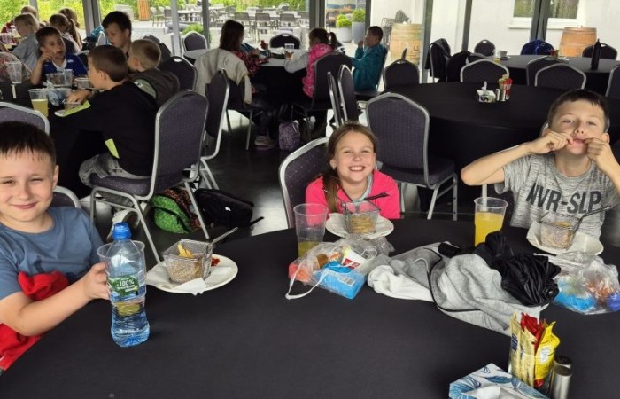 Choć pogoda nie do końca dopisała, uczniowie klasy 2b spędzili niezwykle ciekawy dzień w Sand Valley Golf Resort w Pasłęku. Dzieci miały okazję: dowiedzieć się, na czym polega gra w golfa, obejrzeć profesjonalny sprzęt wykorzystywany w tym sporcie, przejechać się meleksem po rozległym terenie, spróbować pysznych frytek i orzeźwiającej lemoniady serwowanych w tutejszej restauracji. Na zakończenie każdy uczestnik otrzymał pamiątkowy medal, piłeczkę golfową i drobne upominki. Niestety, z powodu deszczu nie udało się przeprowadzić treningu uderzeń piłeczki… ale kto wie – może następnym razem pogoda będzie łaskawsza.