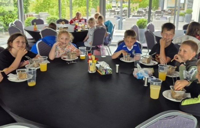 Choć pogoda nie do końca dopisała, uczniowie klasy 2b spędzili niezwykle ciekawy dzień w Sand Valley Golf Resort w Pasłęku. Dzieci miały okazję: dowiedzieć się, na czym polega gra w golfa, obejrzeć profesjonalny sprzęt wykorzystywany w tym sporcie, przejechać się meleksem po rozległym terenie, spróbować pysznych frytek i orzeźwiającej lemoniady serwowanych w tutejszej restauracji. Na zakończenie każdy uczestnik otrzymał pamiątkowy medal, piłeczkę golfową i drobne upominki. Niestety, z powodu deszczu nie udało się przeprowadzić treningu uderzeń piłeczki… ale kto wie – może następnym razem pogoda będzie łaskawsza.