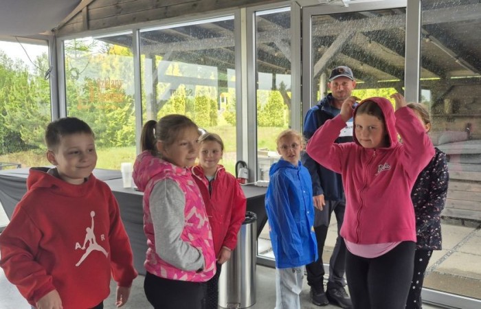 Choć pogoda nie do końca dopisała, uczniowie klasy 2b spędzili niezwykle ciekawy dzień w Sand Valley Golf Resort w Pasłęku. Dzieci miały okazję: dowiedzieć się, na czym polega gra w golfa, obejrzeć profesjonalny sprzęt wykorzystywany w tym sporcie, przejechać się meleksem po rozległym terenie, spróbować pysznych frytek i orzeźwiającej lemoniady serwowanych w tutejszej restauracji. Na zakończenie każdy uczestnik otrzymał pamiątkowy medal, piłeczkę golfową i drobne upominki. Niestety, z powodu deszczu nie udało się przeprowadzić treningu uderzeń piłeczki… ale kto wie – może następnym razem pogoda będzie łaskawsza.