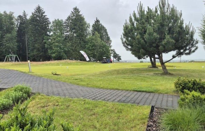 Choć pogoda nie do końca dopisała, uczniowie klasy 2b spędzili niezwykle ciekawy dzień w Sand Valley Golf Resort w Pasłęku. Dzieci miały okazję: dowiedzieć się, na czym polega gra w golfa, obejrzeć profesjonalny sprzęt wykorzystywany w tym sporcie, przejechać się meleksem po rozległym terenie, spróbować pysznych frytek i orzeźwiającej lemoniady serwowanych w tutejszej restauracji. Na zakończenie każdy uczestnik otrzymał pamiątkowy medal, piłeczkę golfową i drobne upominki. Niestety, z powodu deszczu nie udało się przeprowadzić treningu uderzeń piłeczki… ale kto wie – może następnym razem pogoda będzie łaskawsza.