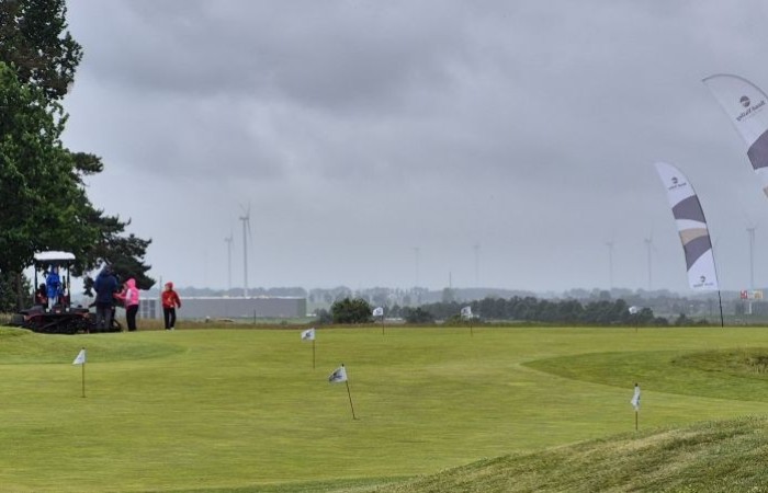Choć pogoda nie do końca dopisała, uczniowie klasy 2b spędzili niezwykle ciekawy dzień w Sand Valley Golf Resort w Pasłęku. Dzieci miały okazję: dowiedzieć się, na czym polega gra w golfa, obejrzeć profesjonalny sprzęt wykorzystywany w tym sporcie, przejechać się meleksem po rozległym terenie, spróbować pysznych frytek i orzeźwiającej lemoniady serwowanych w tutejszej restauracji. Na zakończenie każdy uczestnik otrzymał pamiątkowy medal, piłeczkę golfową i drobne upominki. Niestety, z powodu deszczu nie udało się przeprowadzić treningu uderzeń piłeczki… ale kto wie – może następnym razem pogoda będzie łaskawsza.