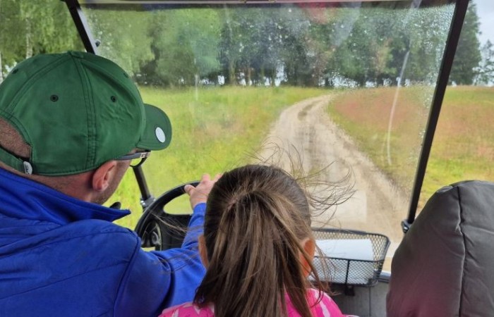 Choć pogoda nie do końca dopisała, uczniowie klasy 2b spędzili niezwykle ciekawy dzień w Sand Valley Golf Resort w Pasłęku. Dzieci miały okazję: dowiedzieć się, na czym polega gra w golfa, obejrzeć profesjonalny sprzęt wykorzystywany w tym sporcie, przejechać się meleksem po rozległym terenie, spróbować pysznych frytek i orzeźwiającej lemoniady serwowanych w tutejszej restauracji. Na zakończenie każdy uczestnik otrzymał pamiątkowy medal, piłeczkę golfową i drobne upominki. Niestety, z powodu deszczu nie udało się przeprowadzić treningu uderzeń piłeczki… ale kto wie – może następnym razem pogoda będzie łaskawsza.