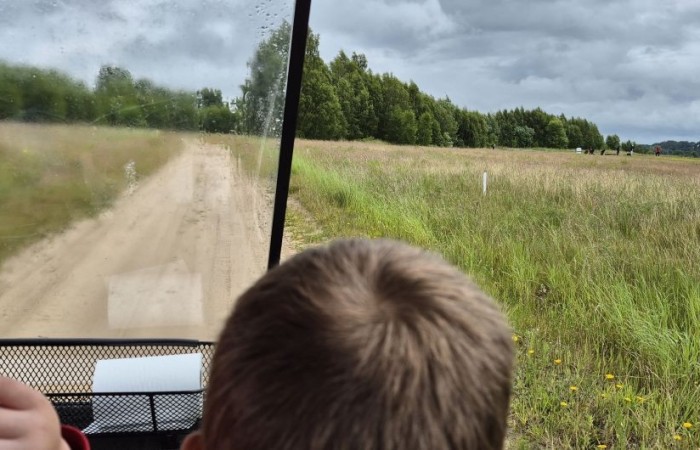 Choć pogoda nie do końca dopisała, uczniowie klasy 2b spędzili niezwykle ciekawy dzień w Sand Valley Golf Resort w Pasłęku. Dzieci miały okazję: dowiedzieć się, na czym polega gra w golfa, obejrzeć profesjonalny sprzęt wykorzystywany w tym sporcie, przejechać się meleksem po rozległym terenie, spróbować pysznych frytek i orzeźwiającej lemoniady serwowanych w tutejszej restauracji. Na zakończenie każdy uczestnik otrzymał pamiątkowy medal, piłeczkę golfową i drobne upominki. Niestety, z powodu deszczu nie udało się przeprowadzić treningu uderzeń piłeczki… ale kto wie – może następnym razem pogoda będzie łaskawsza.