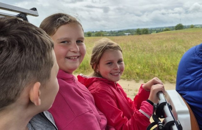 Choć pogoda nie do końca dopisała, uczniowie klasy 2b spędzili niezwykle ciekawy dzień w Sand Valley Golf Resort w Pasłęku. Dzieci miały okazję: dowiedzieć się, na czym polega gra w golfa, obejrzeć profesjonalny sprzęt wykorzystywany w tym sporcie, przejechać się meleksem po rozległym terenie, spróbować pysznych frytek i orzeźwiającej lemoniady serwowanych w tutejszej restauracji. Na zakończenie każdy uczestnik otrzymał pamiątkowy medal, piłeczkę golfową i drobne upominki. Niestety, z powodu deszczu nie udało się przeprowadzić treningu uderzeń piłeczki… ale kto wie – może następnym razem pogoda będzie łaskawsza.