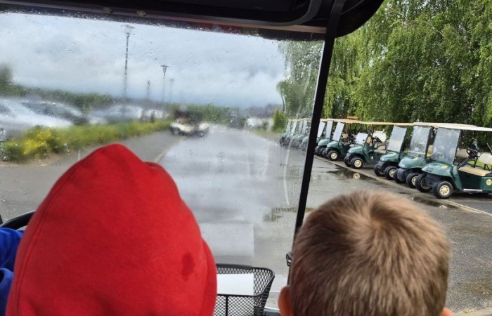 Choć pogoda nie do końca dopisała, uczniowie klasy 2b spędzili niezwykle ciekawy dzień w Sand Valley Golf Resort w Pasłęku. Dzieci miały okazję: dowiedzieć się, na czym polega gra w golfa, obejrzeć profesjonalny sprzęt wykorzystywany w tym sporcie, przejechać się meleksem po rozległym terenie, spróbować pysznych frytek i orzeźwiającej lemoniady serwowanych w tutejszej restauracji. Na zakończenie każdy uczestnik otrzymał pamiątkowy medal, piłeczkę golfową i drobne upominki. Niestety, z powodu deszczu nie udało się przeprowadzić treningu uderzeń piłeczki… ale kto wie – może następnym razem pogoda będzie łaskawsza.