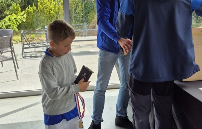 Choć pogoda nie do końca dopisała, uczniowie klasy 2b spędzili niezwykle ciekawy dzień w Sand Valley Golf Resort w Pasłęku. Dzieci miały okazję: dowiedzieć się, na czym polega gra w golfa, obejrzeć profesjonalny sprzęt wykorzystywany w tym sporcie, przejechać się meleksem po rozległym terenie, spróbować pysznych frytek i orzeźwiającej lemoniady serwowanych w tutejszej restauracji. Na zakończenie każdy uczestnik otrzymał pamiątkowy medal, piłeczkę golfową i drobne upominki. Niestety, z powodu deszczu nie udało się przeprowadzić treningu uderzeń piłeczki… ale kto wie – może następnym razem pogoda będzie łaskawsza.