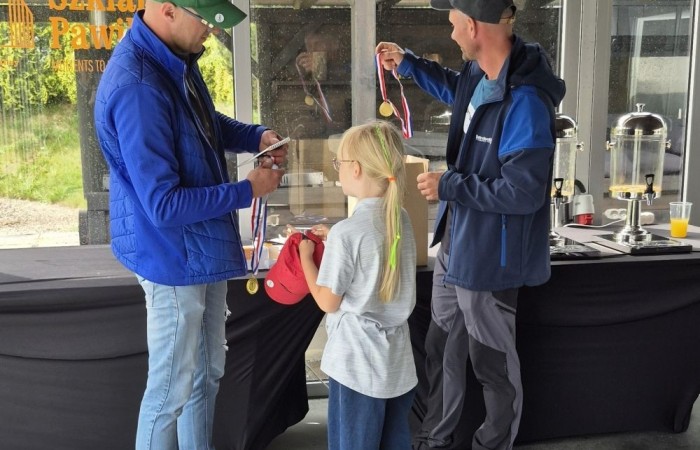 Choć pogoda nie do końca dopisała, uczniowie klasy 2b spędzili niezwykle ciekawy dzień w Sand Valley Golf Resort w Pasłęku. Dzieci miały okazję: dowiedzieć się, na czym polega gra w golfa, obejrzeć profesjonalny sprzęt wykorzystywany w tym sporcie, przejechać się meleksem po rozległym terenie, spróbować pysznych frytek i orzeźwiającej lemoniady serwowanych w tutejszej restauracji. Na zakończenie każdy uczestnik otrzymał pamiątkowy medal, piłeczkę golfową i drobne upominki. Niestety, z powodu deszczu nie udało się przeprowadzić treningu uderzeń piłeczki… ale kto wie – może następnym razem pogoda będzie łaskawsza.