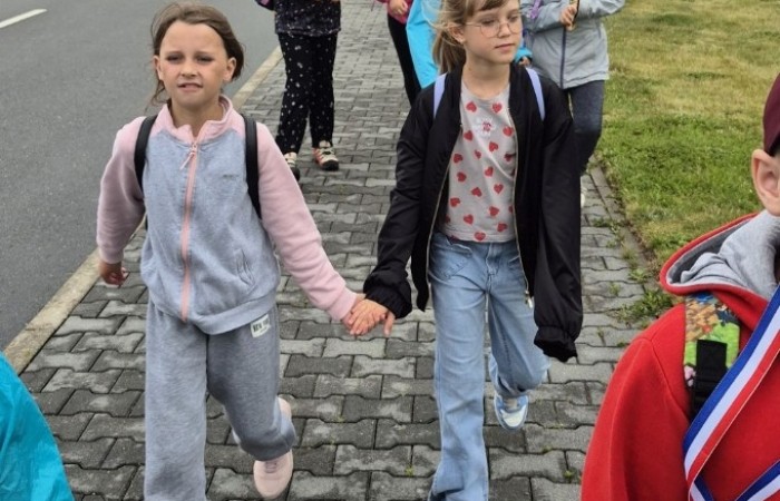 Choć pogoda nie do końca dopisała, uczniowie klasy 2b spędzili niezwykle ciekawy dzień w Sand Valley Golf Resort w Pasłęku. Dzieci miały okazję: dowiedzieć się, na czym polega gra w golfa, obejrzeć profesjonalny sprzęt wykorzystywany w tym sporcie, przejechać się meleksem po rozległym terenie, spróbować pysznych frytek i orzeźwiającej lemoniady serwowanych w tutejszej restauracji. Na zakończenie każdy uczestnik otrzymał pamiątkowy medal, piłeczkę golfową i drobne upominki. Niestety, z powodu deszczu nie udało się przeprowadzić treningu uderzeń piłeczki… ale kto wie – może następnym razem pogoda będzie łaskawsza.