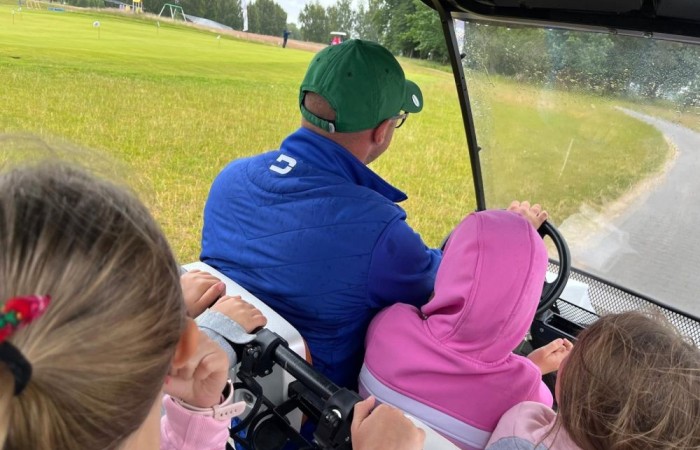 Choć pogoda nie do końca dopisała, uczniowie klasy 2b spędzili niezwykle ciekawy dzień w Sand Valley Golf Resort w Pasłęku. Dzieci miały okazję: dowiedzieć się, na czym polega gra w golfa, obejrzeć profesjonalny sprzęt wykorzystywany w tym sporcie, przejechać się meleksem po rozległym terenie, spróbować pysznych frytek i orzeźwiającej lemoniady serwowanych w tutejszej restauracji. Na zakończenie każdy uczestnik otrzymał pamiątkowy medal, piłeczkę golfową i drobne upominki. Niestety, z powodu deszczu nie udało się przeprowadzić treningu uderzeń piłeczki… ale kto wie – może następnym razem pogoda będzie łaskawsza.