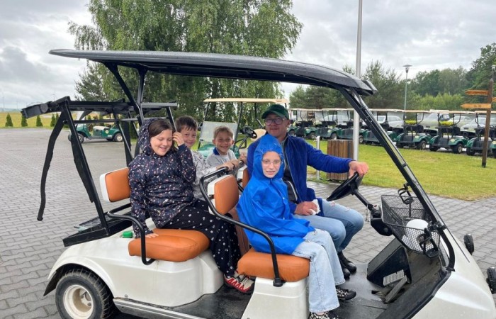 Choć pogoda nie do końca dopisała, uczniowie klasy 2b spędzili niezwykle ciekawy dzień w Sand Valley Golf Resort w Pasłęku. Dzieci miały okazję: dowiedzieć się, na czym polega gra w golfa, obejrzeć profesjonalny sprzęt wykorzystywany w tym sporcie, przejechać się meleksem po rozległym terenie, spróbować pysznych frytek i orzeźwiającej lemoniady serwowanych w tutejszej restauracji. Na zakończenie każdy uczestnik otrzymał pamiątkowy medal, piłeczkę golfową i drobne upominki. Niestety, z powodu deszczu nie udało się przeprowadzić treningu uderzeń piłeczki… ale kto wie – może następnym razem pogoda będzie łaskawsza.