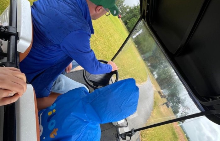 Choć pogoda nie do końca dopisała, uczniowie klasy 2b spędzili niezwykle ciekawy dzień w Sand Valley Golf Resort w Pasłęku. Dzieci miały okazję: dowiedzieć się, na czym polega gra w golfa, obejrzeć profesjonalny sprzęt wykorzystywany w tym sporcie, przejechać się meleksem po rozległym terenie, spróbować pysznych frytek i orzeźwiającej lemoniady serwowanych w tutejszej restauracji. Na zakończenie każdy uczestnik otrzymał pamiątkowy medal, piłeczkę golfową i drobne upominki. Niestety, z powodu deszczu nie udało się przeprowadzić treningu uderzeń piłeczki… ale kto wie – może następnym razem pogoda będzie łaskawsza.