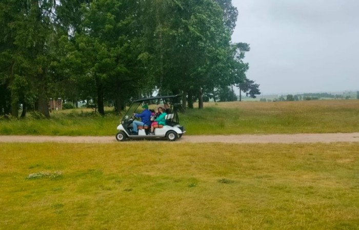 Choć pogoda nie do końca dopisała, uczniowie klasy 2b spędzili niezwykle ciekawy dzień w Sand Valley Golf Resort w Pasłęku. Dzieci miały okazję: dowiedzieć się, na czym polega gra w golfa, obejrzeć profesjonalny sprzęt wykorzystywany w tym sporcie, przejechać się meleksem po rozległym terenie, spróbować pysznych frytek i orzeźwiającej lemoniady serwowanych w tutejszej restauracji. Na zakończenie każdy uczestnik otrzymał pamiątkowy medal, piłeczkę golfową i drobne upominki. Niestety, z powodu deszczu nie udało się przeprowadzić treningu uderzeń piłeczki… ale kto wie – może następnym razem pogoda będzie łaskawsza.