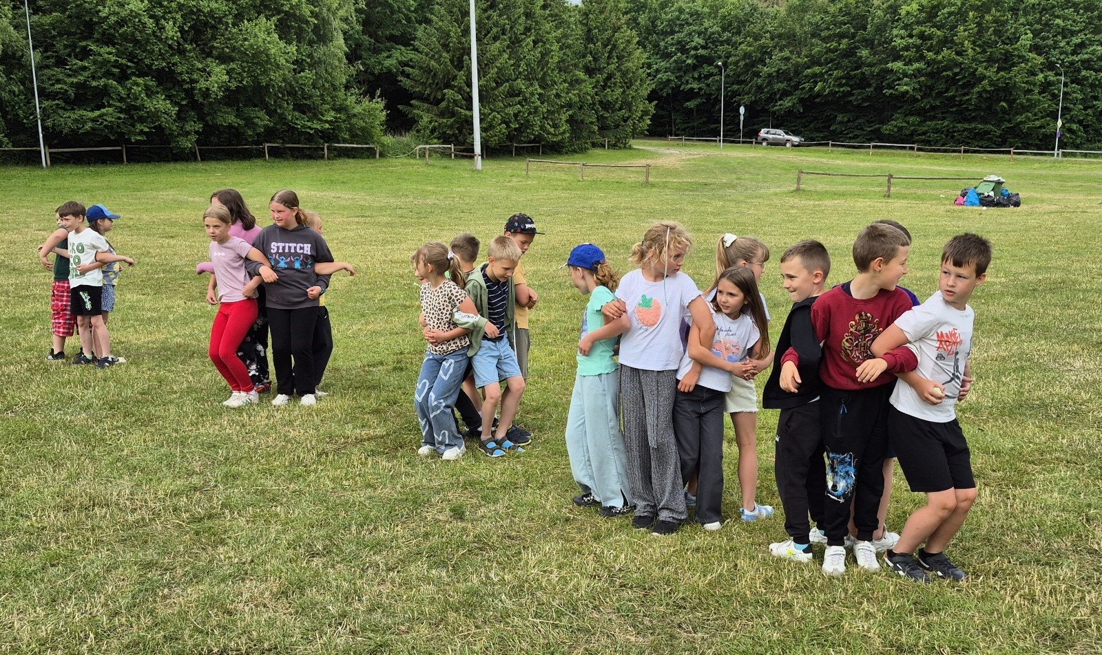 W ostatnim tygodniu szkoły uczniowie klas 1a, 2a i 2b wzięli udział w wyjściach integracyjnych nad Pasłęckie jeziorko. Dla każdej z klas był to wyjątkowy dzień – pełen śmiechu, zabaw i wspólnego czasu na łonie natury. To była świetna okazja, by podsumować rok szkolny w radosnej atmosferze i przygotować się do wakacyjnego odpoczynku. To był idealny sposób na zakończenie roku – teraz czas na wakacje.
Serdeczne podziękowania kierujemy do Pani Anetki z MOSiRu za poprowadzenie pełnych energii i kreatywności zajęć.