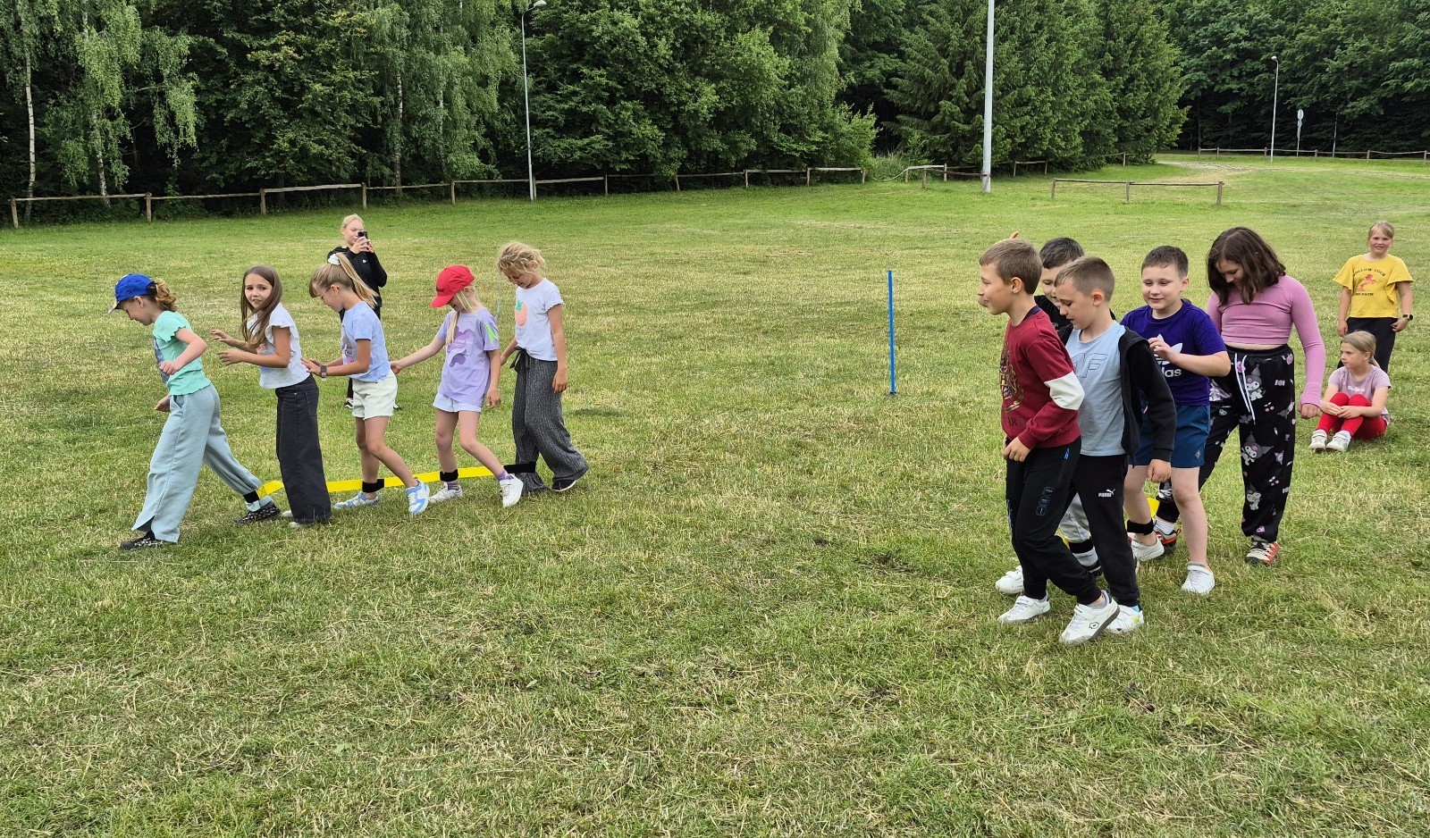 W ostatnim tygodniu szkoły uczniowie klas 1a, 2a i 2b wzięli udział w wyjściach integracyjnych nad Pasłęckie jeziorko. Dla każdej z klas był to wyjątkowy dzień – pełen śmiechu, zabaw i wspólnego czasu na łonie natury. To była świetna okazja, by podsumować rok szkolny w radosnej atmosferze i przygotować się do wakacyjnego odpoczynku. To był idealny sposób na zakończenie roku – teraz czas na wakacje.
Serdeczne podziękowania kierujemy do Pani Anetki z MOSiRu za poprowadzenie pełnych energii i kreatywności zajęć.