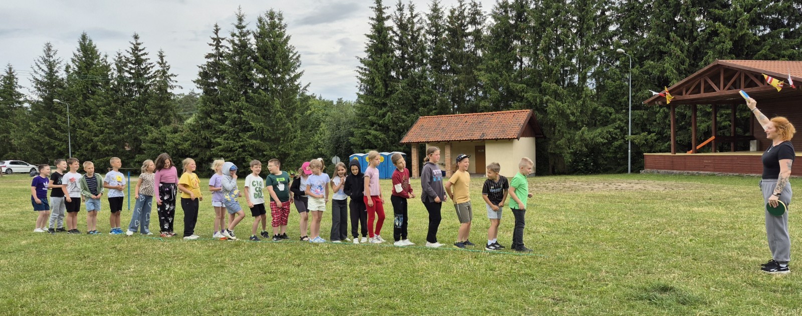 W ostatnim tygodniu szkoły uczniowie klas 1a, 2a i 2b wzięli udział w wyjściach integracyjnych nad Pasłęckie jeziorko. Dla każdej z klas był to wyjątkowy dzień – pełen śmiechu, zabaw i wspólnego czasu na łonie natury. To była świetna okazja, by podsumować rok szkolny w radosnej atmosferze i przygotować się do wakacyjnego odpoczynku. To był idealny sposób na zakończenie roku – teraz czas na wakacje.
Serdeczne podziękowania kierujemy do Pani Anetki z MOSiRu za poprowadzenie pełnych energii i kreatywności zajęć.