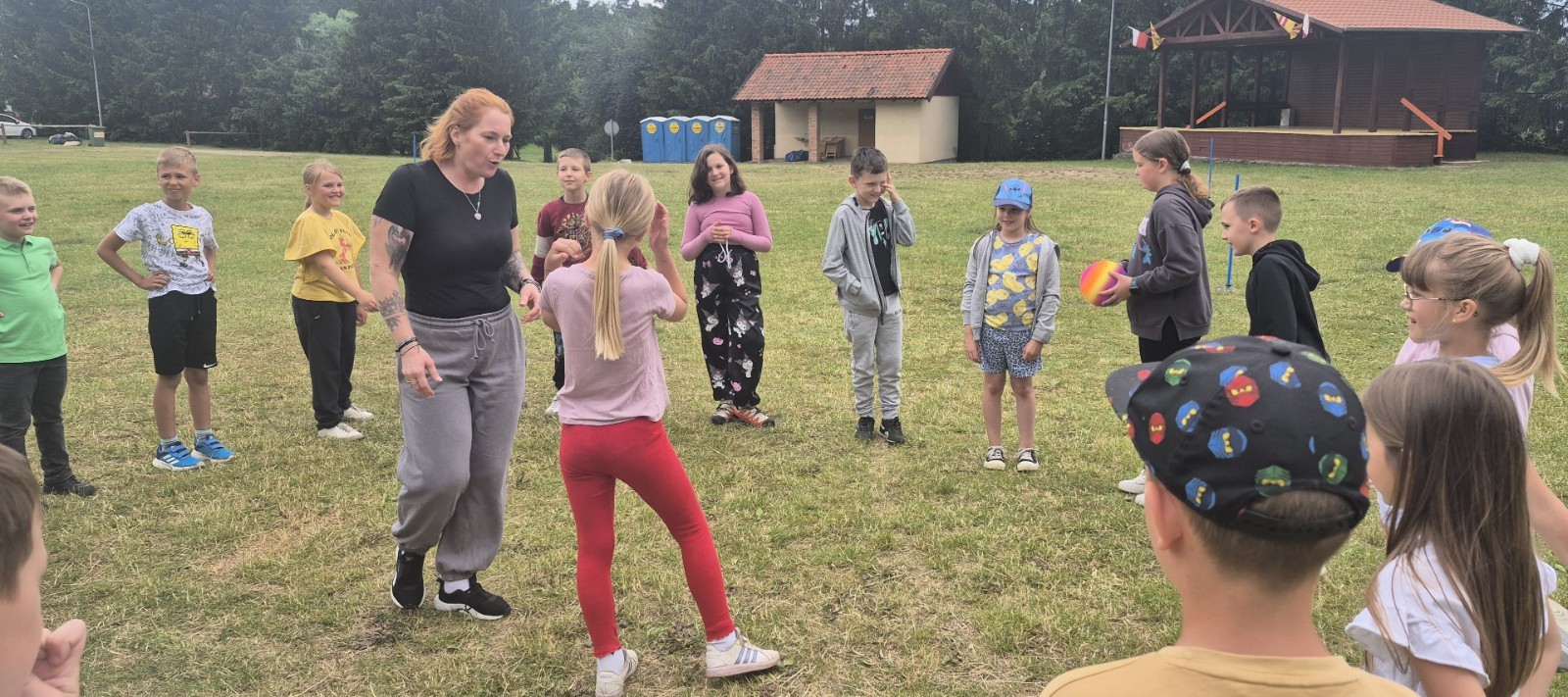 W ostatnim tygodniu szkoły uczniowie klas 1a, 2a i 2b wzięli udział w wyjściach integracyjnych nad Pasłęckie jeziorko. Dla każdej z klas był to wyjątkowy dzień – pełen śmiechu, zabaw i wspólnego czasu na łonie natury. To była świetna okazja, by podsumować rok szkolny w radosnej atmosferze i przygotować się do wakacyjnego odpoczynku. To był idealny sposób na zakończenie roku – teraz czas na wakacje.
Serdeczne podziękowania kierujemy do Pani Anetki z MOSiRu za poprowadzenie pełnych energii i kreatywności zajęć.