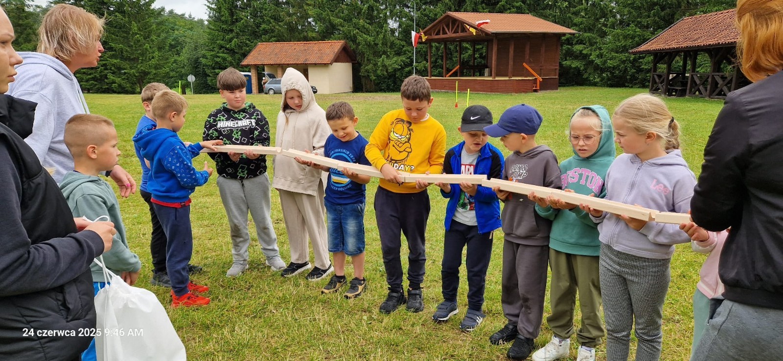 W ostatnim tygodniu szkoły uczniowie klas 1a, 2a i 2b wzięli udział w wyjściach integracyjnych nad Pasłęckie jeziorko. Dla każdej z klas był to wyjątkowy dzień – pełen śmiechu, zabaw i wspólnego czasu na łonie natury. To była świetna okazja, by podsumować rok szkolny w radosnej atmosferze i przygotować się do wakacyjnego odpoczynku. To był idealny sposób na zakończenie roku – teraz czas na wakacje.
Serdeczne podziękowania kierujemy do Pani Anetki z MOSiRu za poprowadzenie pełnych energii i kreatywności zajęć.