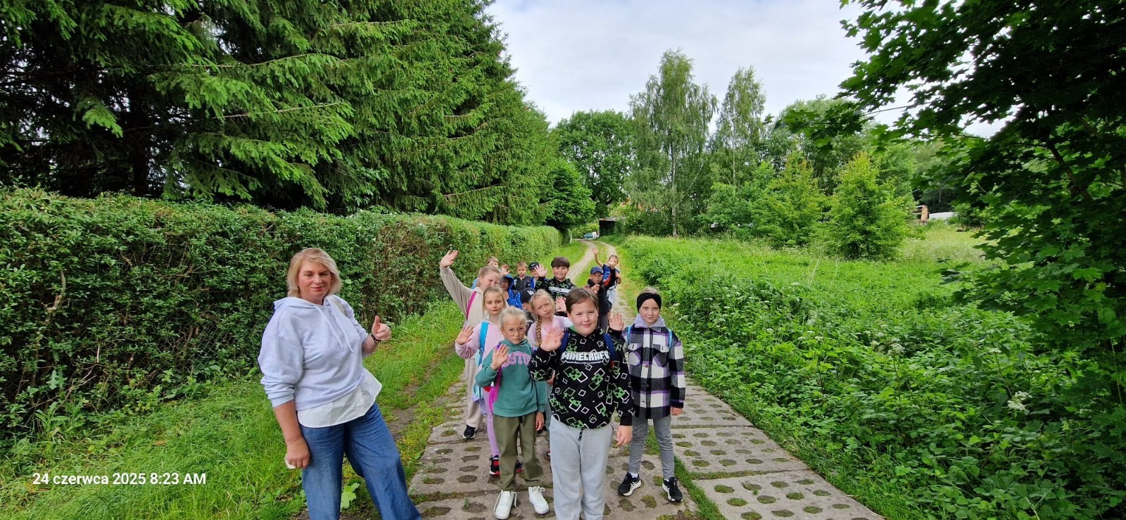 W ostatnim tygodniu szkoły uczniowie klas 1a, 2a i 2b wzięli udział w wyjściach integracyjnych nad Pasłęckie jeziorko. Dla każdej z klas był to wyjątkowy dzień – pełen śmiechu, zabaw i wspólnego czasu na łonie natury. To była świetna okazja, by podsumować rok szkolny w radosnej atmosferze i przygotować się do wakacyjnego odpoczynku. To był idealny sposób na zakończenie roku – teraz czas na wakacje.
Serdeczne podziękowania kierujemy do Pani Anetki z MOSiRu za poprowadzenie pełnych energii i kreatywności zajęć.