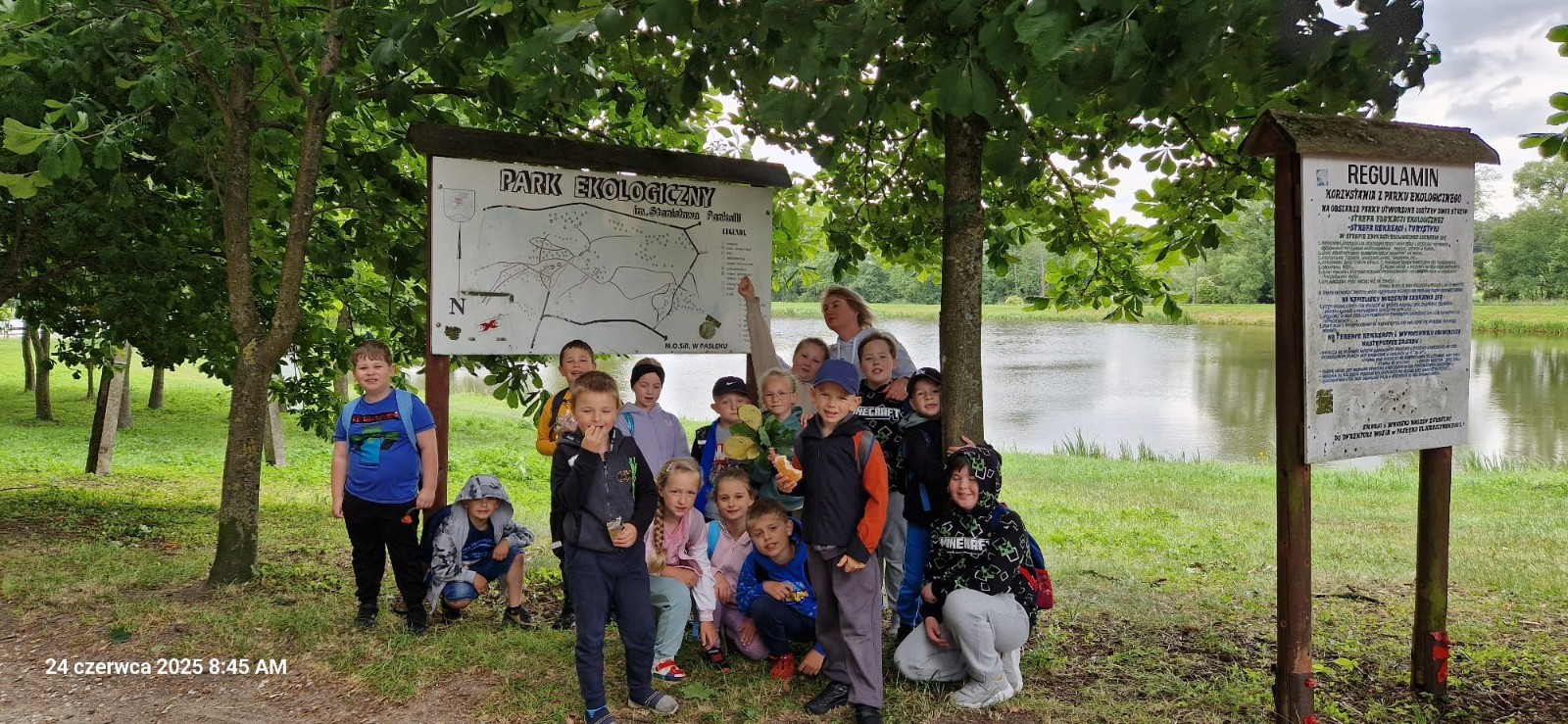 W ostatnim tygodniu szkoły uczniowie klas 1a, 2a i 2b wzięli udział w wyjściach integracyjnych nad Pasłęckie jeziorko. Dla każdej z klas był to wyjątkowy dzień – pełen śmiechu, zabaw i wspólnego czasu na łonie natury. To była świetna okazja, by podsumować rok szkolny w radosnej atmosferze i przygotować się do wakacyjnego odpoczynku. To był idealny sposób na zakończenie roku – teraz czas na wakacje.
Serdeczne podziękowania kierujemy do Pani Anetki z MOSiRu za poprowadzenie pełnych energii i kreatywności zajęć.