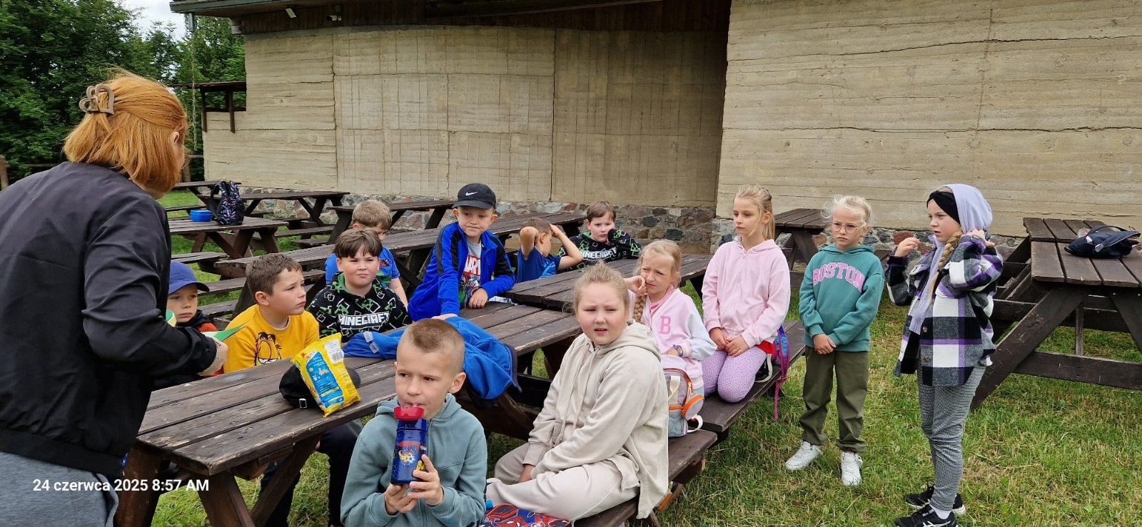 W ostatnim tygodniu szkoły uczniowie klas 1a, 2a i 2b wzięli udział w wyjściach integracyjnych nad Pasłęckie jeziorko. Dla każdej z klas był to wyjątkowy dzień – pełen śmiechu, zabaw i wspólnego czasu na łonie natury. To była świetna okazja, by podsumować rok szkolny w radosnej atmosferze i przygotować się do wakacyjnego odpoczynku. To był idealny sposób na zakończenie roku – teraz czas na wakacje.
Serdeczne podziękowania kierujemy do Pani Anetki z MOSiRu za poprowadzenie pełnych energii i kreatywności zajęć.