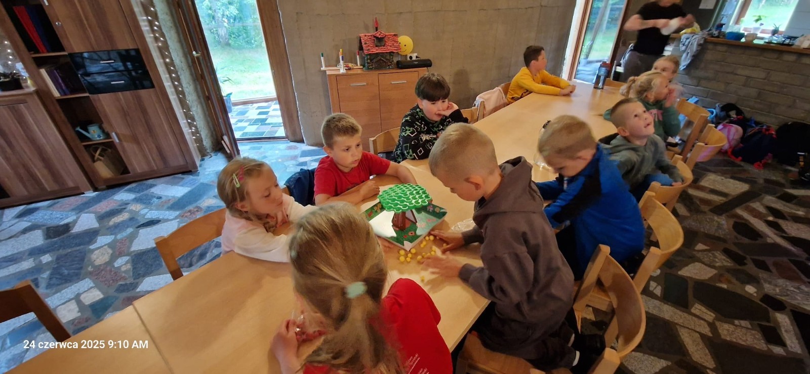 W ostatnim tygodniu szkoły uczniowie klas 1a, 2a i 2b wzięli udział w wyjściach integracyjnych nad Pasłęckie jeziorko. Dla każdej z klas był to wyjątkowy dzień – pełen śmiechu, zabaw i wspólnego czasu na łonie natury. To była świetna okazja, by podsumować rok szkolny w radosnej atmosferze i przygotować się do wakacyjnego odpoczynku. To był idealny sposób na zakończenie roku – teraz czas na wakacje.
Serdeczne podziękowania kierujemy do Pani Anetki z MOSiRu za poprowadzenie pełnych energii i kreatywności zajęć.