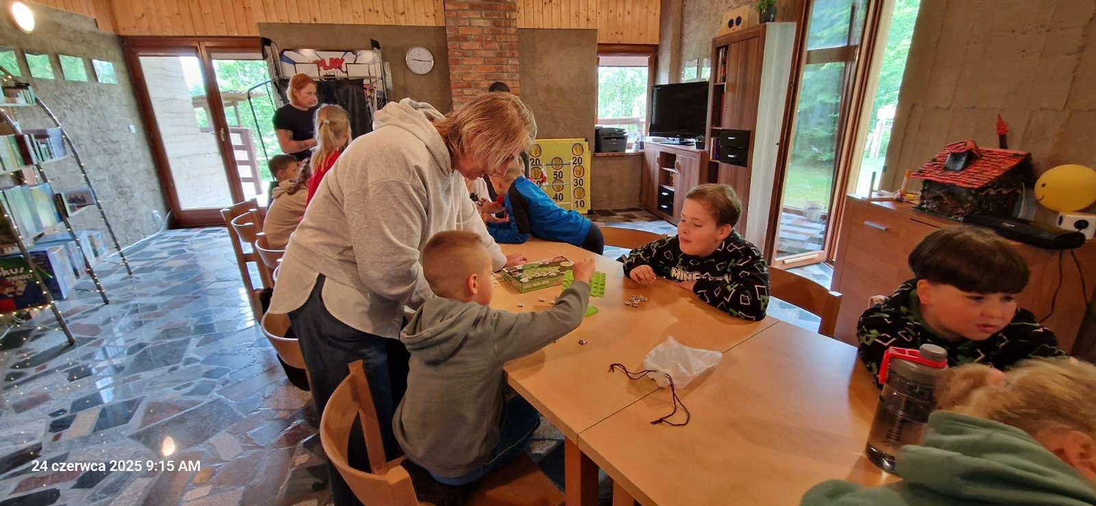 W ostatnim tygodniu szkoły uczniowie klas 1a, 2a i 2b wzięli udział w wyjściach integracyjnych nad Pasłęckie jeziorko. Dla każdej z klas był to wyjątkowy dzień – pełen śmiechu, zabaw i wspólnego czasu na łonie natury. To była świetna okazja, by podsumować rok szkolny w radosnej atmosferze i przygotować się do wakacyjnego odpoczynku. To był idealny sposób na zakończenie roku – teraz czas na wakacje.
Serdeczne podziękowania kierujemy do Pani Anetki z MOSiRu za poprowadzenie pełnych energii i kreatywności zajęć.