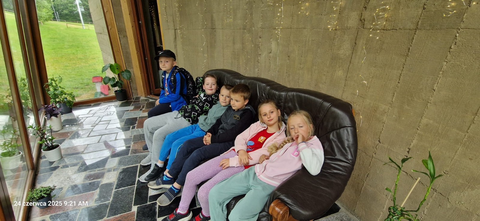 W ostatnim tygodniu szkoły uczniowie klas 1a, 2a i 2b wzięli udział w wyjściach integracyjnych nad Pasłęckie jeziorko. Dla każdej z klas był to wyjątkowy dzień – pełen śmiechu, zabaw i wspólnego czasu na łonie natury. To była świetna okazja, by podsumować rok szkolny w radosnej atmosferze i przygotować się do wakacyjnego odpoczynku. To był idealny sposób na zakończenie roku – teraz czas na wakacje.
Serdeczne podziękowania kierujemy do Pani Anetki z MOSiRu za poprowadzenie pełnych energii i kreatywności zajęć.