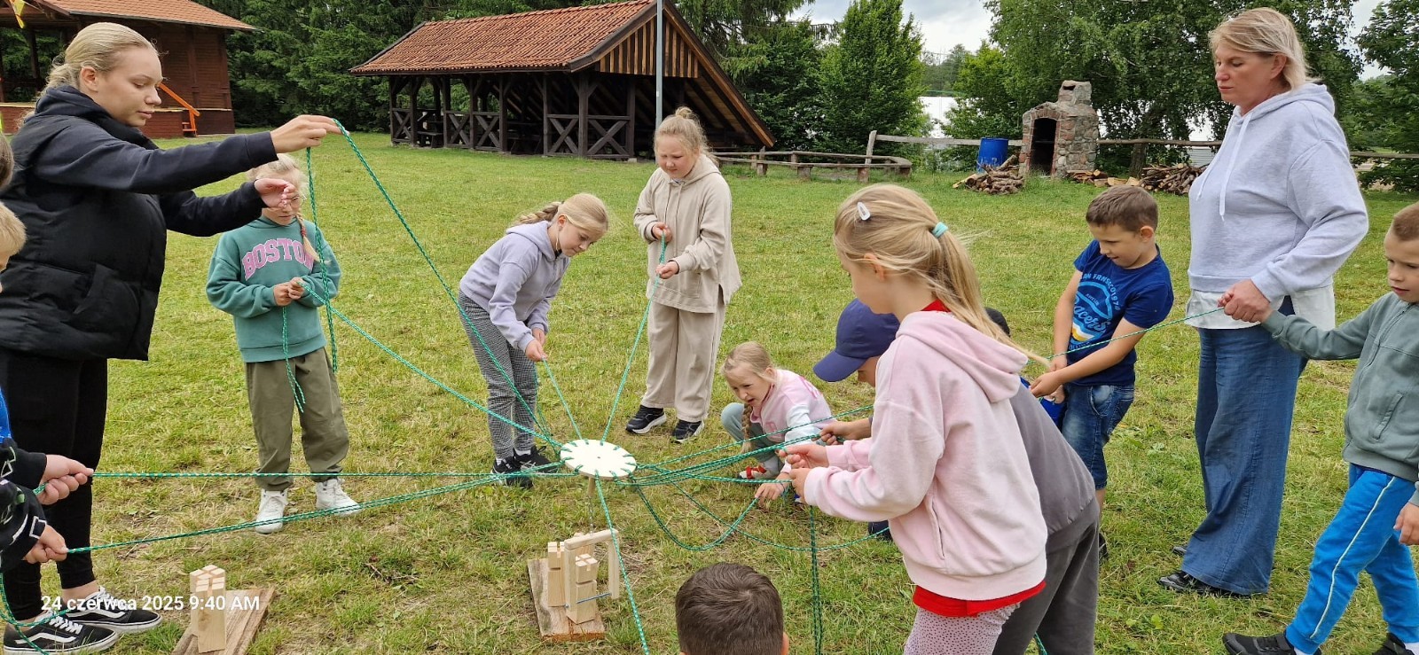 W ostatnim tygodniu szkoły uczniowie klas 1a, 2a i 2b wzięli udział w wyjściach integracyjnych nad Pasłęckie jeziorko. Dla każdej z klas był to wyjątkowy dzień – pełen śmiechu, zabaw i wspólnego czasu na łonie natury. To była świetna okazja, by podsumować rok szkolny w radosnej atmosferze i przygotować się do wakacyjnego odpoczynku. To był idealny sposób na zakończenie roku – teraz czas na wakacje.
Serdeczne podziękowania kierujemy do Pani Anetki z MOSiRu za poprowadzenie pełnych energii i kreatywności zajęć.