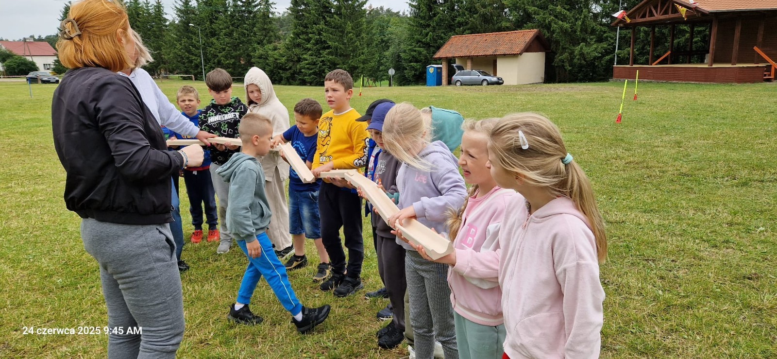W ostatnim tygodniu szkoły uczniowie klas 1a, 2a i 2b wzięli udział w wyjściach integracyjnych nad Pasłęckie jeziorko. Dla każdej z klas był to wyjątkowy dzień – pełen śmiechu, zabaw i wspólnego czasu na łonie natury. To była świetna okazja, by podsumować rok szkolny w radosnej atmosferze i przygotować się do wakacyjnego odpoczynku. To był idealny sposób na zakończenie roku – teraz czas na wakacje.
Serdeczne podziękowania kierujemy do Pani Anetki z MOSiRu za poprowadzenie pełnych energii i kreatywności zajęć.