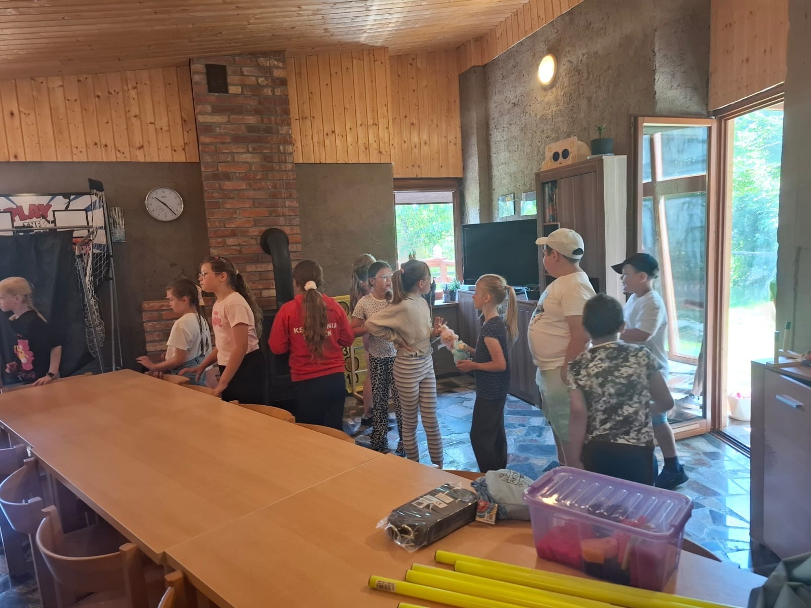 W ostatnim tygodniu szkoły uczniowie klas 1a, 2a i 2b wzięli udział w wyjściach integracyjnych nad Pasłęckie jeziorko. Dla każdej z klas był to wyjątkowy dzień – pełen śmiechu, zabaw i wspólnego czasu na łonie natury. To była świetna okazja, by podsumować rok szkolny w radosnej atmosferze i przygotować się do wakacyjnego odpoczynku. To był idealny sposób na zakończenie roku – teraz czas na wakacje.
Serdeczne podziękowania kierujemy do Pani Anetki z MOSiRu za poprowadzenie pełnych energii i kreatywności zajęć.
