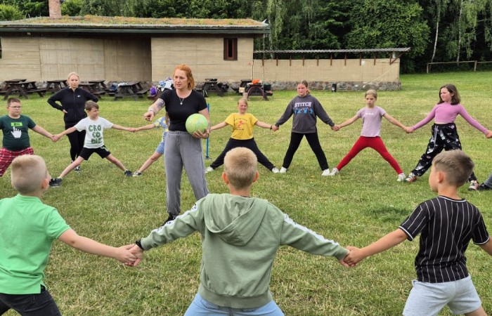 W ostatnim tygodniu szkoły uczniowie klas 1a, 2a i 2b wzięli udział w wyjściach integracyjnych nad Pasłęckie jeziorko. Dla każdej z klas był to wyjątkowy dzień – pełen śmiechu, zabaw i wspólnego czasu na łonie natury. To była świetna okazja, by podsumować rok szkolny w radosnej atmosferze i przygotować się do wakacyjnego odpoczynku. To był idealny sposób na zakończenie roku – teraz czas na wakacje.
Serdeczne podziękowania kierujemy do Pani Anetki z MOSiRu za poprowadzenie pełnych energii i kreatywności zajęć.