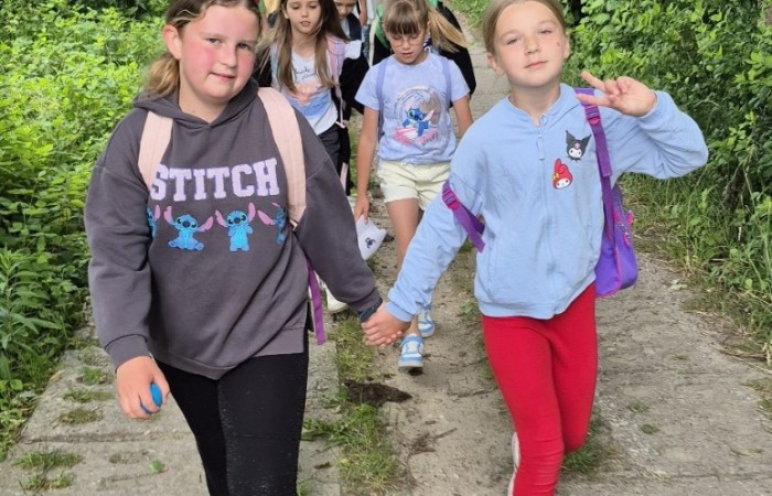 W ostatnim tygodniu szkoły uczniowie klas 1a, 2a i 2b wzięli udział w wyjściach integracyjnych nad Pasłęckie jeziorko. Dla każdej z klas był to wyjątkowy dzień – pełen śmiechu, zabaw i wspólnego czasu na łonie natury. To była świetna okazja, by podsumować rok szkolny w radosnej atmosferze i przygotować się do wakacyjnego odpoczynku. To był idealny sposób na zakończenie roku – teraz czas na wakacje.
Serdeczne podziękowania kierujemy do Pani Anetki z MOSiRu za poprowadzenie pełnych energii i kreatywności zajęć.