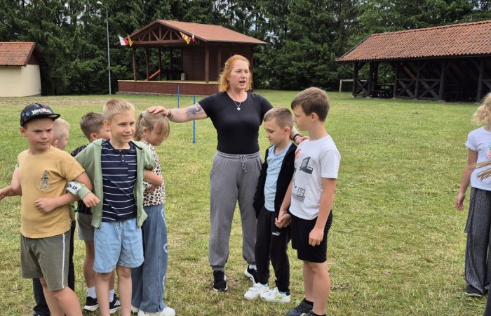 W ostatnim tygodniu szkoły uczniowie klas 1a, 2a i 2b wzięli udział w wyjściach integracyjnych nad Pasłęckie jeziorko. Dla każdej z klas był to wyjątkowy dzień – pełen śmiechu, zabaw i wspólnego czasu na łonie natury. To była świetna okazja, by podsumować rok szkolny w radosnej atmosferze i przygotować się do wakacyjnego odpoczynku. To był idealny sposób na zakończenie roku – teraz czas na wakacje.
Serdeczne podziękowania kierujemy do Pani Anetki z MOSiRu za poprowadzenie pełnych energii i kreatywności zajęć.