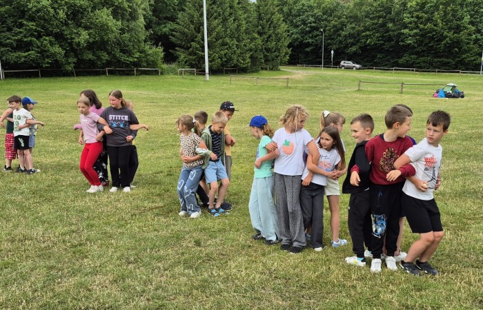 W ostatnim tygodniu szkoły uczniowie klas 1a, 2a i 2b wzięli udział w wyjściach integracyjnych nad Pasłęckie jeziorko. Dla każdej z klas był to wyjątkowy dzień – pełen śmiechu, zabaw i wspólnego czasu na łonie natury. To była świetna okazja, by podsumować rok szkolny w radosnej atmosferze i przygotować się do wakacyjnego odpoczynku. To był idealny sposób na zakończenie roku – teraz czas na wakacje.
Serdeczne podziękowania kierujemy do Pani Anetki z MOSiRu za poprowadzenie pełnych energii i kreatywności zajęć.