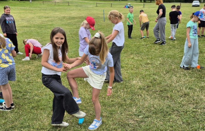 W ostatnim tygodniu szkoły uczniowie klas 1a, 2a i 2b wzięli udział w wyjściach integracyjnych nad Pasłęckie jeziorko. Dla każdej z klas był to wyjątkowy dzień – pełen śmiechu, zabaw i wspólnego czasu na łonie natury. To była świetna okazja, by podsumować rok szkolny w radosnej atmosferze i przygotować się do wakacyjnego odpoczynku. To był idealny sposób na zakończenie roku – teraz czas na wakacje.
Serdeczne podziękowania kierujemy do Pani Anetki z MOSiRu za poprowadzenie pełnych energii i kreatywności zajęć.