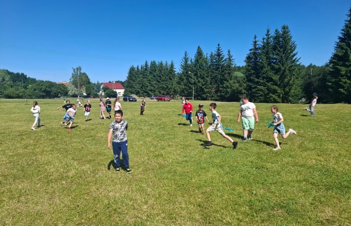 W ostatnim tygodniu szkoły uczniowie klas 1a, 2a i 2b wzięli udział w wyjściach integracyjnych nad Pasłęckie jeziorko. Dla każdej z klas był to wyjątkowy dzień – pełen śmiechu, zabaw i wspólnego czasu na łonie natury. To była świetna okazja, by podsumować rok szkolny w radosnej atmosferze i przygotować się do wakacyjnego odpoczynku. To był idealny sposób na zakończenie roku – teraz czas na wakacje.
Serdeczne podziękowania kierujemy do Pani Anetki z MOSiRu za poprowadzenie pełnych energii i kreatywności zajęć.