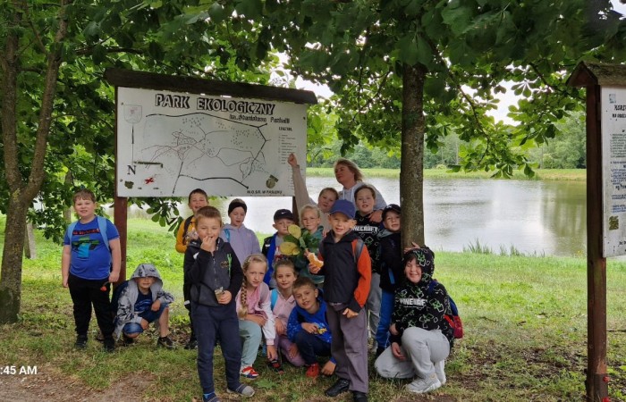 W ostatnim tygodniu szkoły uczniowie klas 1a, 2a i 2b wzięli udział w wyjściach integracyjnych nad Pasłęckie jeziorko. Dla każdej z klas był to wyjątkowy dzień – pełen śmiechu, zabaw i wspólnego czasu na łonie natury. To była świetna okazja, by podsumować rok szkolny w radosnej atmosferze i przygotować się do wakacyjnego odpoczynku. To był idealny sposób na zakończenie roku – teraz czas na wakacje.
Serdeczne podziękowania kierujemy do Pani Anetki z MOSiRu za poprowadzenie pełnych energii i kreatywności zajęć.