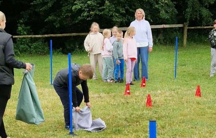 W ostatnim tygodniu szkoły uczniowie klas 1a, 2a i 2b wzięli udział w wyjściach integracyjnych nad Pasłęckie jeziorko. Dla każdej z klas był to wyjątkowy dzień – pełen śmiechu, zabaw i wspólnego czasu na łonie natury. To była świetna okazja, by podsumować rok szkolny w radosnej atmosferze i przygotować się do wakacyjnego odpoczynku. To był idealny sposób na zakończenie roku – teraz czas na wakacje.
Serdeczne podziękowania kierujemy do Pani Anetki z MOSiRu za poprowadzenie pełnych energii i kreatywności zajęć.