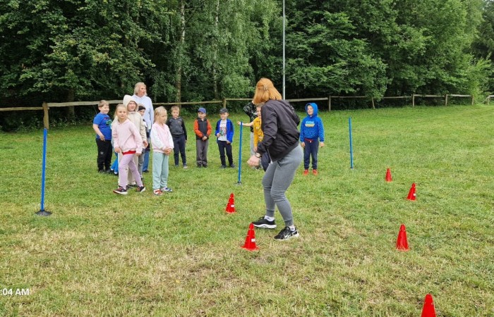 W ostatnim tygodniu szkoły uczniowie klas 1a, 2a i 2b wzięli udział w wyjściach integracyjnych nad Pasłęckie jeziorko. Dla każdej z klas był to wyjątkowy dzień – pełen śmiechu, zabaw i wspólnego czasu na łonie natury. To była świetna okazja, by podsumować rok szkolny w radosnej atmosferze i przygotować się do wakacyjnego odpoczynku. To był idealny sposób na zakończenie roku – teraz czas na wakacje.
Serdeczne podziękowania kierujemy do Pani Anetki z MOSiRu za poprowadzenie pełnych energii i kreatywności zajęć.