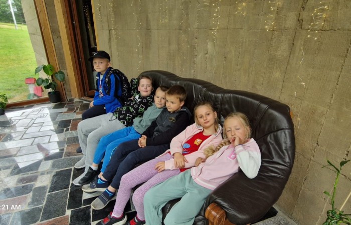 W ostatnim tygodniu szkoły uczniowie klas 1a, 2a i 2b wzięli udział w wyjściach integracyjnych nad Pasłęckie jeziorko. Dla każdej z klas był to wyjątkowy dzień – pełen śmiechu, zabaw i wspólnego czasu na łonie natury. To była świetna okazja, by podsumować rok szkolny w radosnej atmosferze i przygotować się do wakacyjnego odpoczynku. To był idealny sposób na zakończenie roku – teraz czas na wakacje.
Serdeczne podziękowania kierujemy do Pani Anetki z MOSiRu za poprowadzenie pełnych energii i kreatywności zajęć.